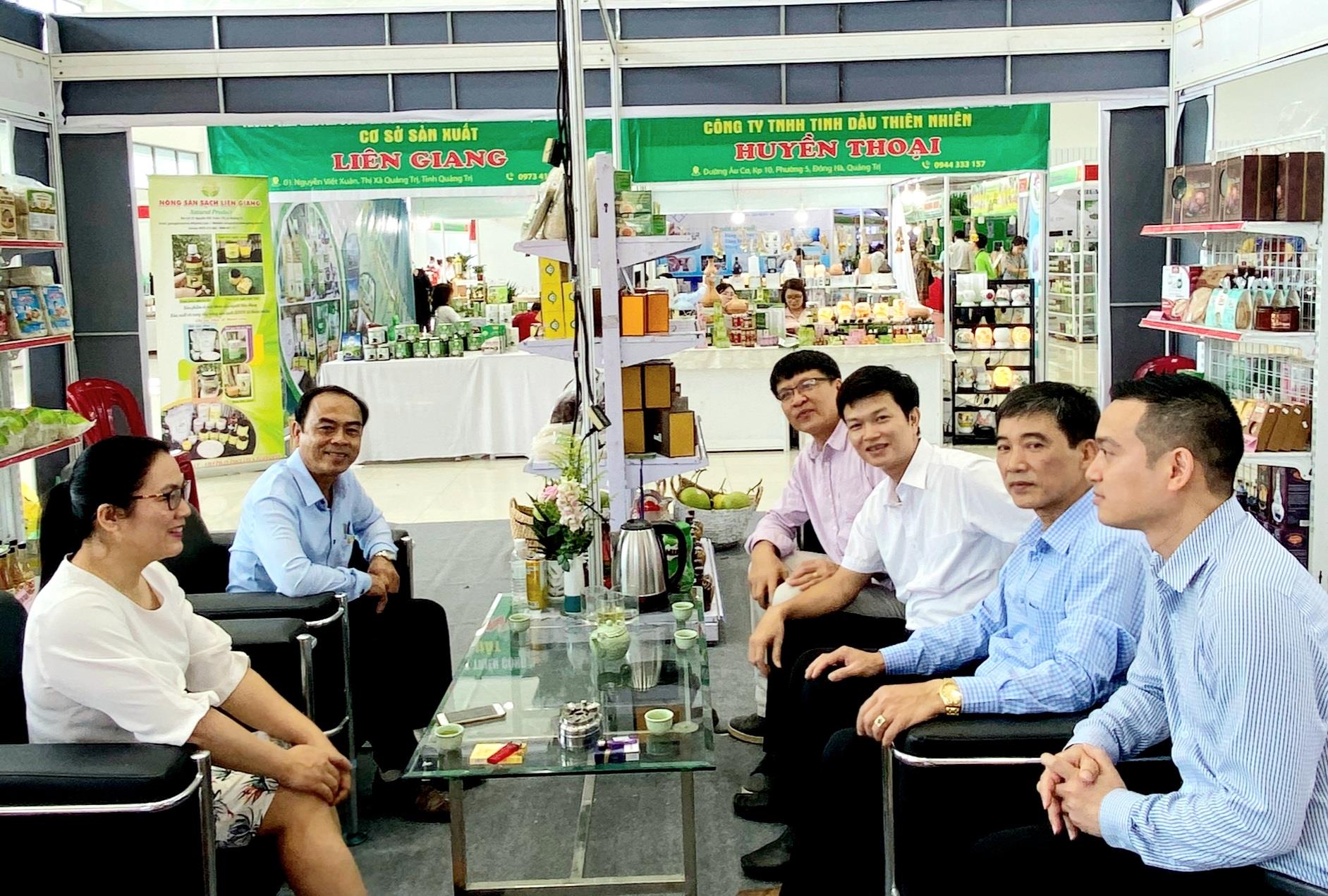 Nông sản tỉnh Bắc Giang tạo sức hút tại “Hội chợ quốc tế Thương mại, Du lịch và Đầu tư hành lang kinh tế Đông Tây-Đà Nẵng 2020